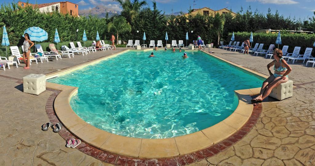 Paradise Beach Camera Mansardata Vicino Cefalu Piscina Aperta กัมโปเฟลิเช ดิ โรชเชลลา ห้อง รูปภาพ