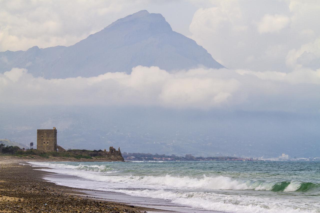 Paradise Beach Camera Mansardata Vicino Cefalu Piscina Aperta กัมโปเฟลิเช ดิ โรชเชลลา ภายนอก รูปภาพ